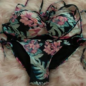 Floral tie bikini